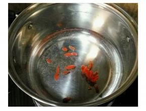 锅里放适量的冷水和枸杞，水开后煮两分钟