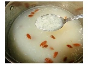  倒入酒酿，搅动一下使酒酿散开，转小火煮至沸腾