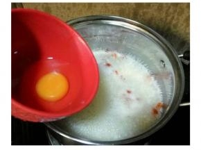 保持小火，到锅中水沸腾的时候快速轻轻倒入鸡蛋，小火煮大约六分钟的样子即可煮至鸡蛋包起来