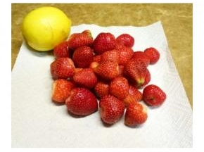  草莓洗净去掉蒂部 ，用厨房纸吸走表面水分。  