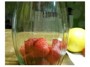 玻璃瓶进行消毒后，先铺上一层草莓