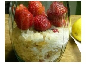 一层草莓一层冰糖直到放满