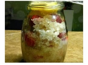 倒入高度白酒，然后密封起来，置于阴凉处3周后把草莓和柠檬取出继续放置二个月是最佳饮用时间。