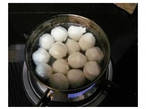 先将花枝丸用水煮2分钟，捞起沥干水分。