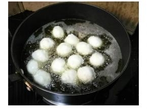 另起一锅放油，油热到7分放入花枝丸