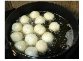 炸至花枝丸表面金黄色即可（炸过程中丸丸会涨大一倍体积）