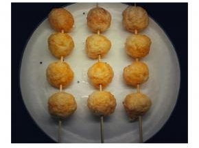 用一根竹签把花枝丸串起来，就可以拿在手中当小零食吃了。随个人口味也可以撒些椒盐粉、辣椒粉、沙拉醬等等调味。