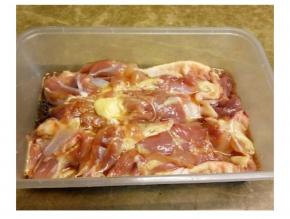 
鸡腿洗干净，用刀子去骨，放入盒里加1勺料酒，一勺生抽，适量盐抓匀腌制半小时。
