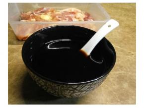  调兑一碗照烧汁：料酒3勺，生抽2勺，老抽1勺，蜂蜜2勺，盐适量，再加适量水调匀，西兰花灼熟备用。