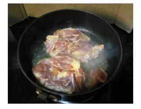  腌好的鸡腿肉锅里烧热适量油，鸡皮一面朝下中小火煎，一面煎黄翻面煎另一面。