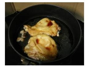  两面煎好倒入照烧汁，喜欢的可以加些黑胡椒粉，大火烧开汁转小火，盖上盖子慢慢收汁，中途要翻面， 最后留一些汤汁时关火。