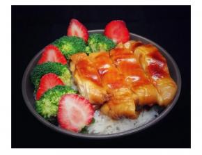 盛上米饭，摆上西兰花、草莓或圣女果装饰，码上切块的鸡腿肉，一碗照烧鸡腿饭大功告成，炒鸡美味呢！