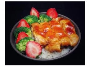 盛上米饭，摆上西兰花、草莓或圣女果装饰，码上切块的鸡腿肉，一碗照烧鸡腿饭大功告成，炒鸡美味呢！