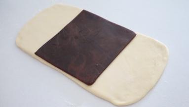 将豆沙放在面团中间