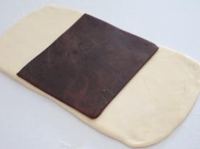 将豆沙放在面团中间
