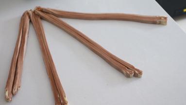 然后开始编四股辫，将四条面团的顶部稍微捏紧方便编辫子