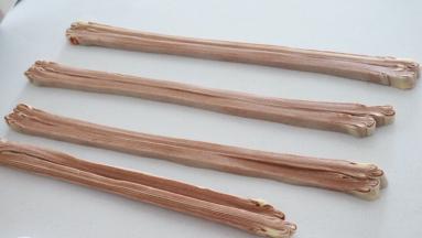 将面团平均切割成8条，每两条为一组