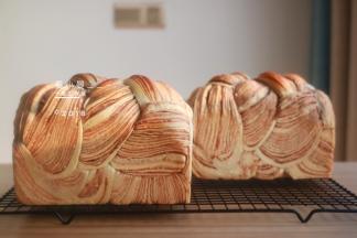 烤箱预热至180度，下层烤45分钟左右
终于可以加盖锡纸防止上色过深