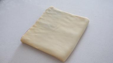 下面的向上折，完成第一次三折
然后包裹住保鲜袋，放入冰箱冷冻松弛10分钟