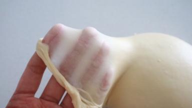 首先将面团材料除黄油揉至扩展阶段，再加入黄油揉至完全阶段 可以拉出薄而有韧性的膜