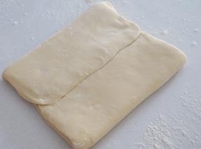 然后将面团包团包裹住豆沙