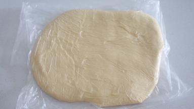 然后将面团压扁装入保鲜袋中，放入冰箱冷冻一小时左右