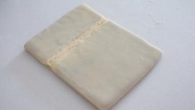 剩余部分向上折，收口稍许捏紧