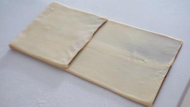 然后三折
将面团分成三份，上面的向下折