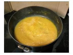 熟后把南瓜用勺子碾成泥，炒锅加入水放入南瓜和蜂蜜翻炒均匀起泡后关火。