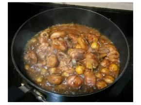 大火烧开后转小火盖盖子焖15分钟，收汁即可。