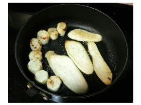 锅里放入黄油，融化后洒入蒜盐黑椒碎，放入杏鲍菇，煎至两面金黄即可