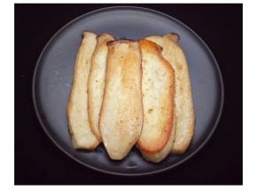 装盘洒上少许黑椒碎，搞定。