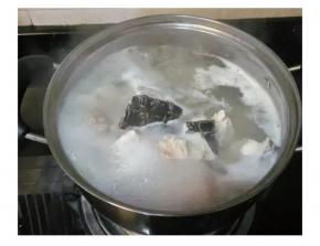 鳄鱼肉、瘦肉洗净，放锅里加少许料酒、姜片煮制5分钟去腥。