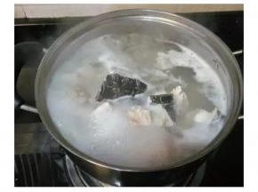 鳄鱼肉、瘦肉洗净，放锅里加少许料酒、姜片煮制5分钟去腥。