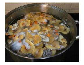 材料洗净，放入汤锅里。
