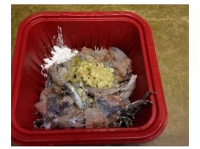 田鸡让店家宰除内脏，去皮和趾蹼，斩件，回家洗净后放入腌味料，腌约10分钟。
