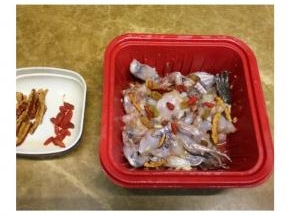 2、红枣洗净，去核，切条，先放三分一红枣和枸杞到田鸡里拌匀，剩下三分二饭好前再下。
