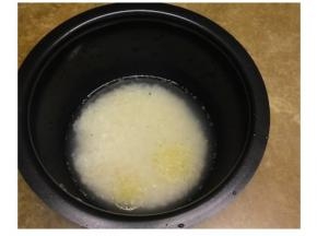 3、米洗净，放入电饭煲内，拌入油、盐各少许，加清水适量同煮。
