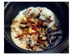 饭刚煮熟时，下三分二红枣和枸杞焗片刻即可，香喷喷的田鸡焗饭，闻到已经流口水