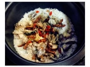 饭刚煮熟时，下三分二红枣和枸杞焗片刻即可，香喷喷的田鸡焗饭，闻到已经流口水