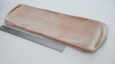 松弛好的面团纵向擀开，长度大约为40厘米