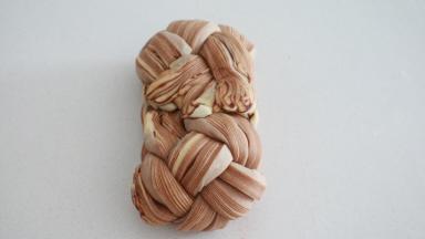 然后翻转过来，将两头往中间折