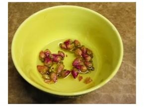 干玫瑰用白酒浸泡5分钟