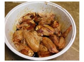 鸡翅洗净沥干水，用白酒、老抽腌一会，让它上色。