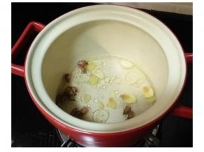 锅里下油放入蒜、姜片爆香，再倒入浸泡的酒玫瑰。