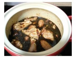 大火煮沸调味汁后，放入鸡翅。