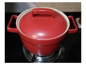 盖上盖子等大火再次烧开后关火焖30分钟即可。想要鸡肉入味就一直泡在锅里，吃时再捞起来