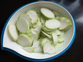 去皮洗净切片。