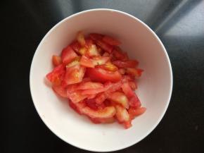 将番茄切丁。