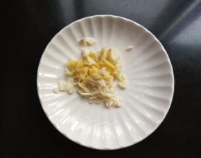 大蒜，生姜切丁。